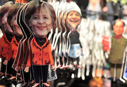 Marionetas con la figura de Angela Merkel en un mercado de Navidad en Berlín, en 2010.