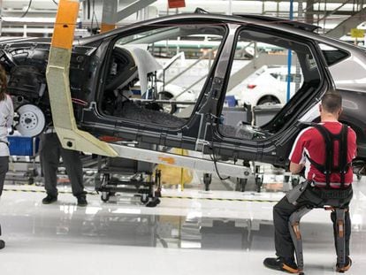 Operarios trabajan en una fábrica de coches.