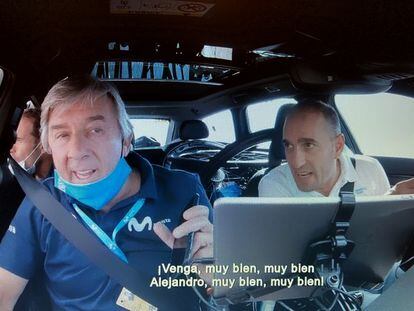 Unzue y Arrieta, al volante, animan a Valverde durante una etapa del Tour de 2020, en una imagen del documental de Netflix.