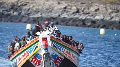 Un cayuco con decenas de personas llega al Puerto de la Restinga de la isla canaria de El Hierro, el 31 de octubre.