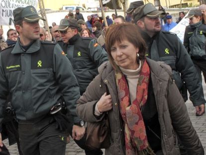 La alcaldesa de Rascafr&iacute;a, escoltada por la Guardia Civil.