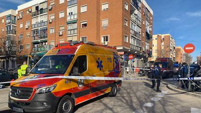 Una ambulancia del Samur-Protección en el lugar en el que se ha registrado el homicidio. / AYUNTAMIENTO DE MADRID