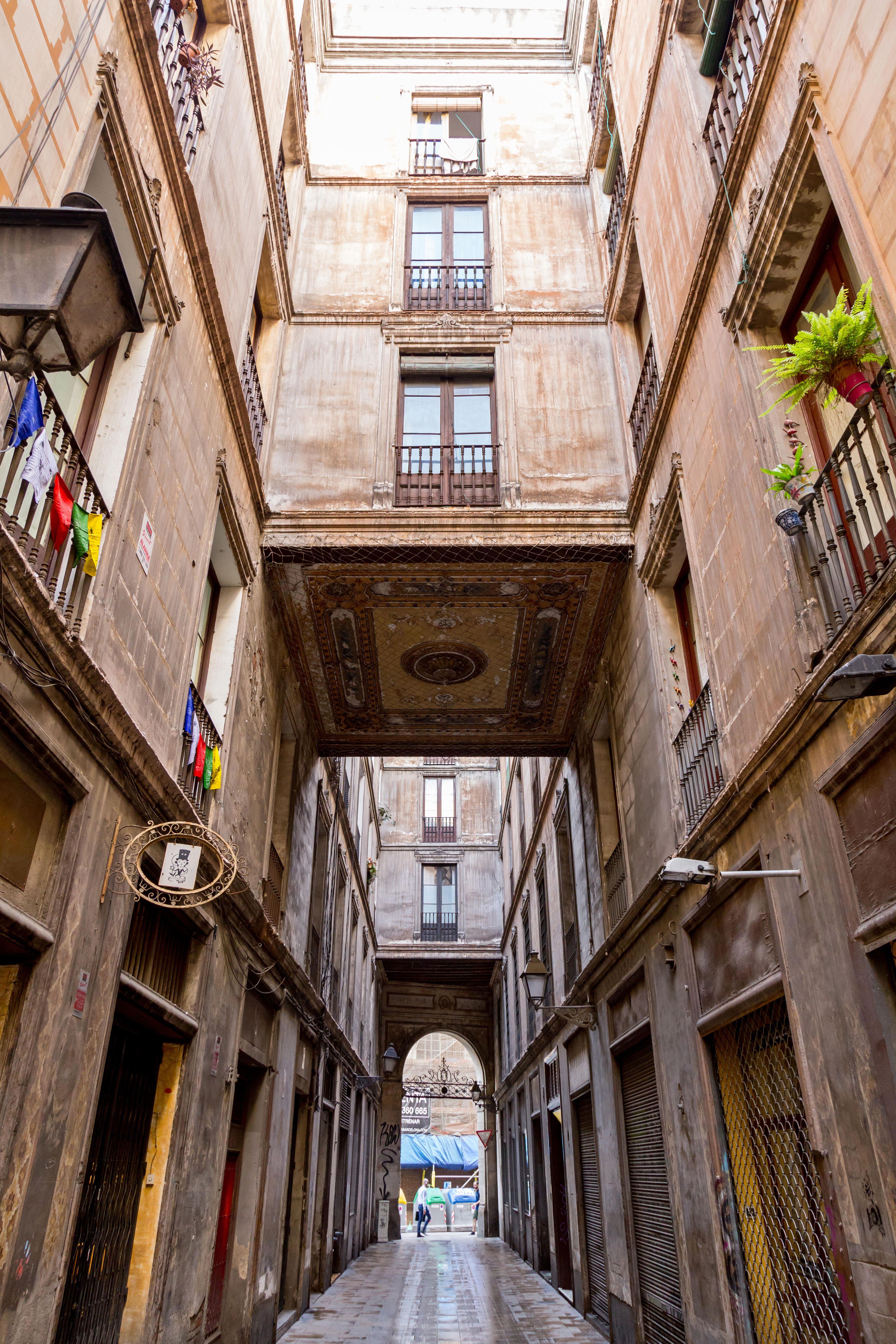Las callejuelas de la zona antigua de la Barceloneta suelen ser la mejor opción para evitar el sol. En la imagen, el Passatge de la Pau.