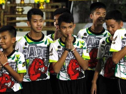 Varios de los doce niños rescatados del interior de una cueva en el norte de Tailandia saludan después de abandonar el hospital.