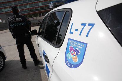 Un coche patrulla de la Unidad de Gestión de la Diversidad de la Policía Local de Fuenlabrada.