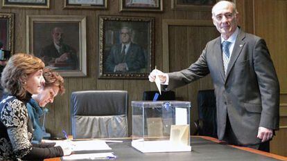 Iñaki Goirizelaia, en el momento de depositar su voto.