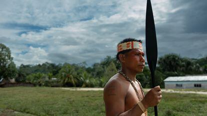 Un indígena matsés que ha sido testigo de avistamientos de grupos en aislamiento voluntario dentro de una reserva en Puerto Alegre (Perú).