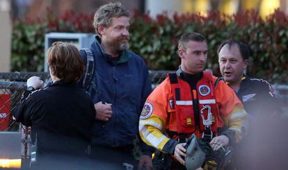 Louis Jordan (izquierda), tras bajar del helicóptero de rescate.