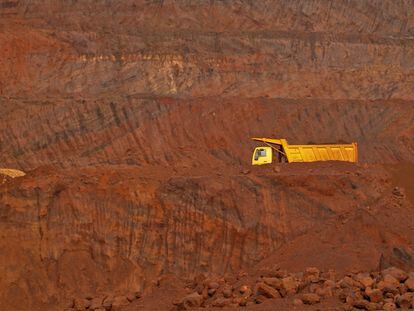 Un camión trabaja en una mina de hierro en Chitradurga, en la región india de Karnataka.