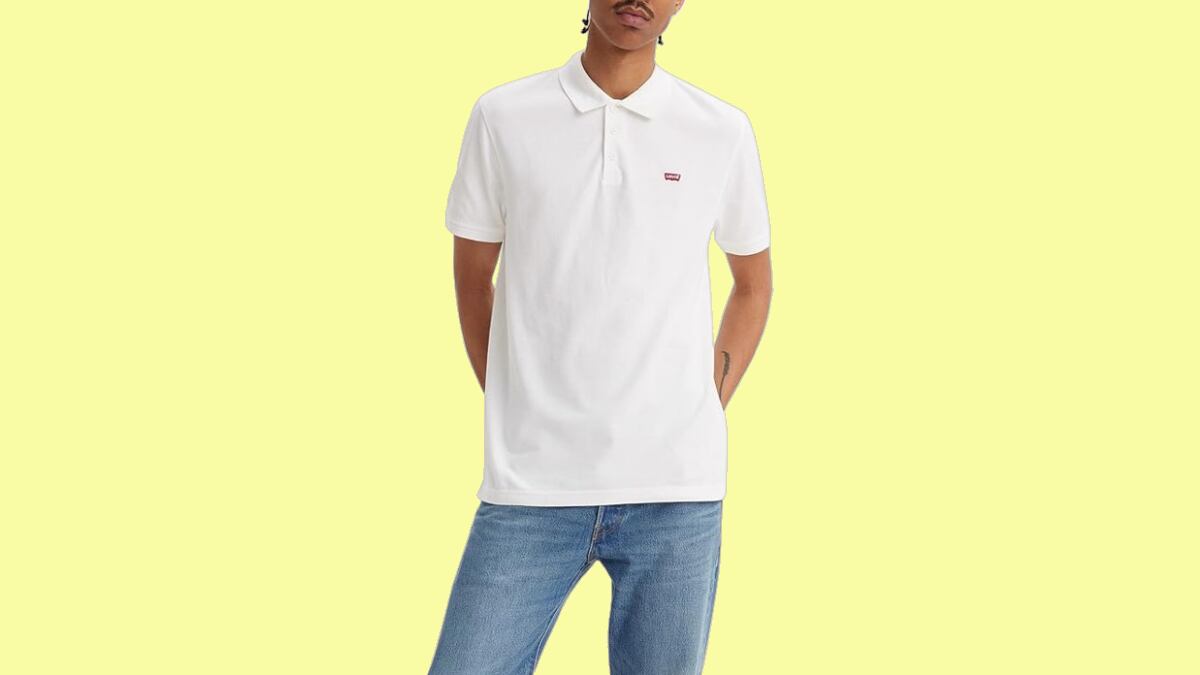 El polo blanco que arrasa en Amazon es de Levi’s y acabamos de ficharlo a mitad de precio