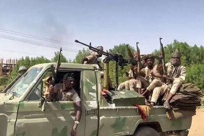 Imagen tomada de un video difundido por Rapid Support Forces el 23 de abril de 2023, que muestra a varios militantes circulando por las afueras de Jartum.