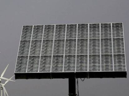 Molinos aerogeneradores y panel de energ&iacute;a fotovoltaica en Santa Cruz de Tenerife.