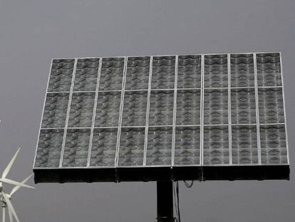 Molinos aerogeneradores y panel de energía fotovoltaica en Santa Cruz de Tenerife.