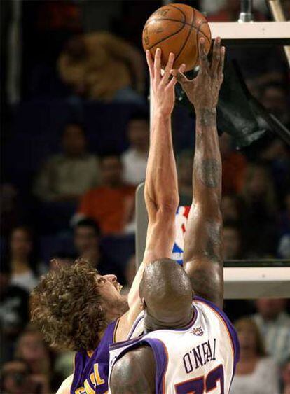 Gasol y O'Neal saltan por un balón en un Lakers-Phoenix en 2008.