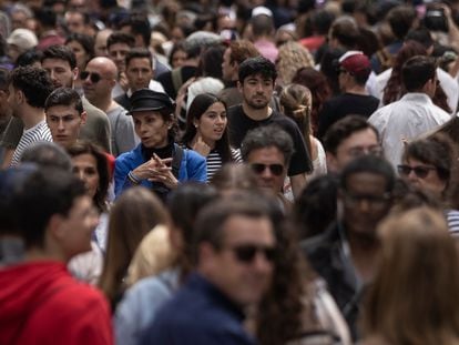 Una multitud de gente en la Rambla de Barcelona el 23 de abril.