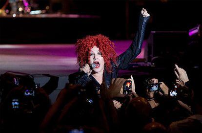 Cyndi Lauper, durante su actuación ayer en el escenario de Puerta del Ángel.