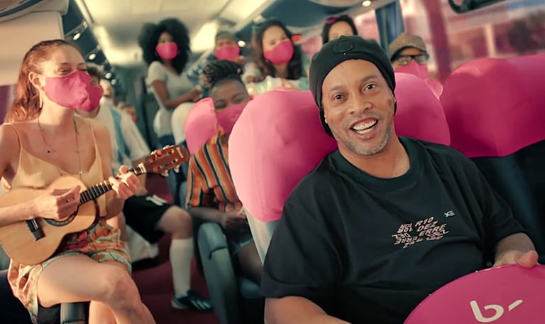 Ronaldinho Gaúcho en un comercial de Buser, una aplicación de viajes.