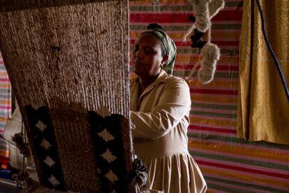 Workiness Eticha, de 50 años, es una de los nueve empleados de la escuela que no tiene ninguna discapacidad. Profesora desde hace 10 años, enseña a fabrica alfombras. “Crecí con esto, hago lo que me gusta”, afirma.