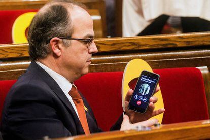 El diputado electo de JxCat y 'conseller' de la presidencia cesado, Jordi Turull, conecta con el 'expresident' Puigdemont en la sesión parlamentaria del pasado miércoles.