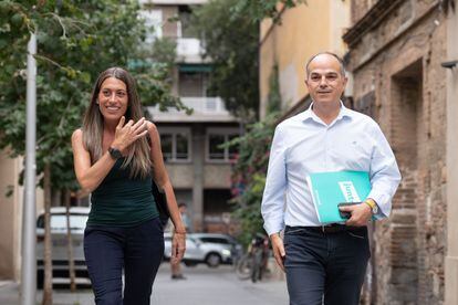 La cabeza de lista de Junts por Barcelona, Míriam Nogueras, y el secretario general del partido, Jordi Turull, a su llegada a una reunión del partido este lunes para valorar los resultados de las elecciones.
