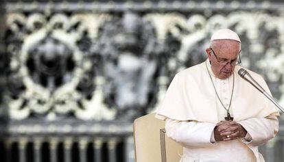 El papa Francisco reza en San Pedro en el Vaticano.