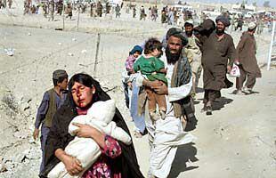Una refugiada afgana herida camina cerca de la frontera con Pakistán tras unos incidentes con la policía paquistaní.