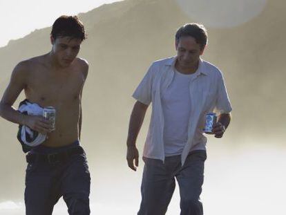 Los actores Luis Silva y Alfredo Castro en un fotograma de la pel&iacute;cula &#039;Desde all&aacute;&#039;, de Lorenzo Vigas.