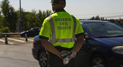 Un agente de tráfico de la Guardia Civil, en un control de alcoholemia.