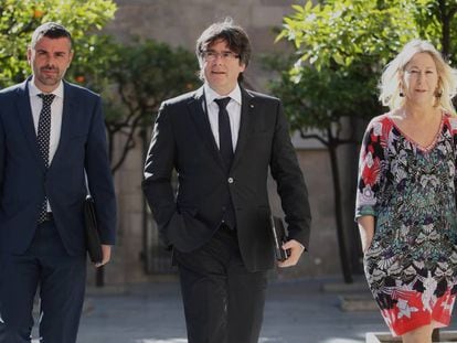 Santi Vila, Carles Puigdemont i Neus Munté dimarts abans de la reunió del Govern.