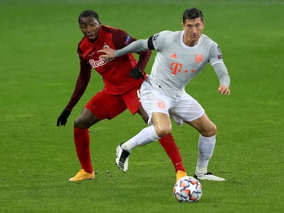 Lewandowski controla el balón ante Camara en el Salzburgo-Bayern de la Champions disputado en el Red Bull Arena.