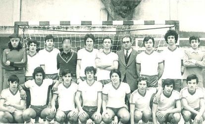 El hermano Primitivo Castellanos, con chaqueta y corbata en la segunda fila, acusado de abusos, con un equipo deportivo del colegio marista de Lugo en los años setenta.