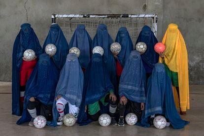 La selección femenina de fútbol de Afganistán optó por el exilio para seguir disfrutando de su pasión. En abril de 2022 disputaron su primer partido fuera de su país, en Australia, lugar en el que las futbolistas huidas del país gobernado por los talibanes encontraron refugio. En la fotografía, un grupo de futbolistas que siguen en Kabul posan en un campo de juego.