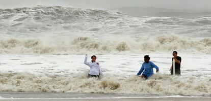 Residentes bañandose en el big surf en Ocean City, Maryland, mientras se intensifica huracán Sandy 29 de octubre de 2012