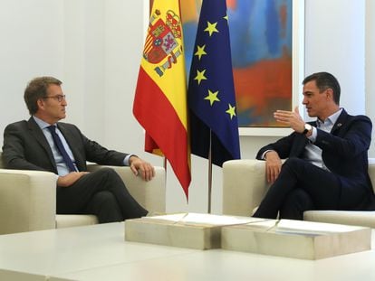 Pedro Sánchez y Alberto Núñez Feijóo, durante su reunión de este lunes en La Moncloa.