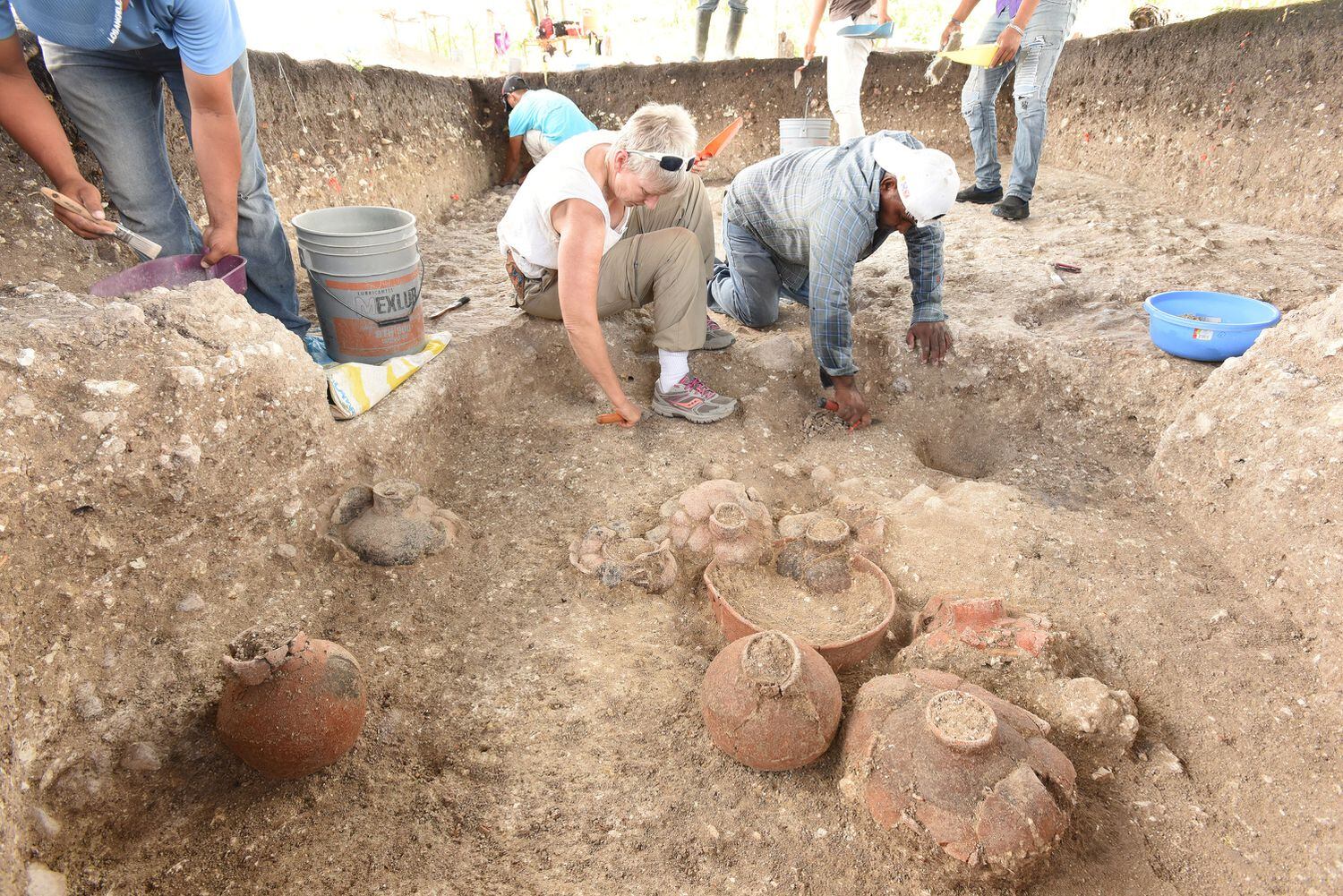 Daniela Triadan ocupándose de la vajilla de cerámica datada de 900-700 a.d.C en Aguada Fénix (México).