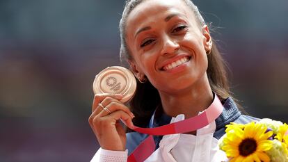 Ana Peleteiro posa con la medalla de bronce obtenida en los Juegos Olímpicos el pasado 2de agosto en Tokio.