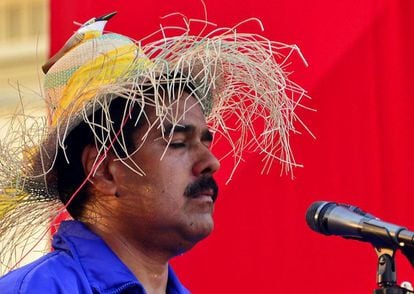 El presidente encargado, Nicol&aacute;s Maduro, usa un sombrero con un pajarito encima, en alusi&oacute;n a la aparici&oacute;n de Hugo Ch&aacute;vez d&iacute;as atr&aacute;s reencarnado en el animal, tal y como &eacute;l mismo relat&oacute;.