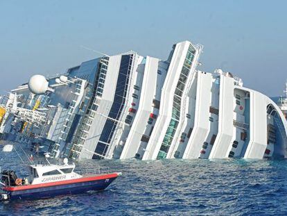 El crucero "Costa Concordia" tras encallar frente a las costas de la isla de Giglio.