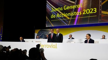 El consejero delegado de Ferrovial, Ignacio Madridejos, junto al presidente de la compañía, Rafael del Pino, en la junta de accionistas celebrada en Madrid el jueves.