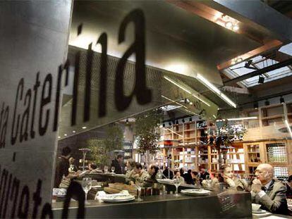 Las interioristas Isabel López y Sandra Tarruella firman el proyecto del restaurante Cuines de Santa Caterina, en el mercado de Santa Caterina de Barcelona (renovado según un proyecto de Enric Miralles).
