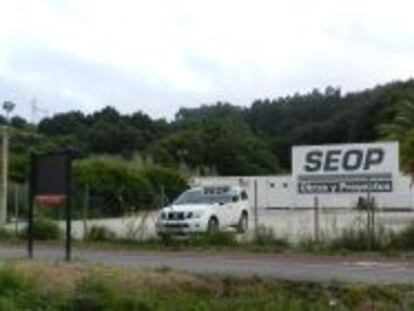 Los carteles de Seop y Acciona en la obra de la autov&iacute;a A-8 entre Torrelavega y Solares (Santander).