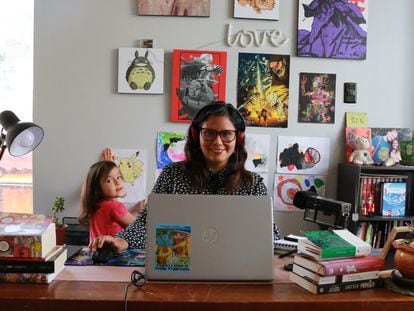 Angela Valverde posa junto a Milena, su hija menor, en su "estudio" de grabación en Abancay, Perú, este noviembre.