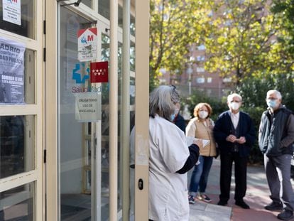Una enfermera llamaba a pacientes a las puertas del Centro de Salud Federica Montseny del Servicio de Urgencias de Atención Primaria, el lunes en Madrid.