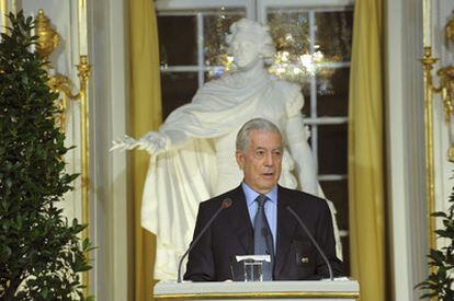 El escritor hispano-peruano Mario Vargas Llosa ofrece su discurso ante la Academia Sueca