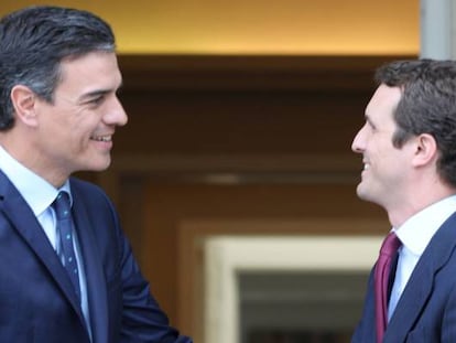 El presidente del Gobierno en funciones, Pedro S&aacute;nchez (izquierda), con el l&iacute;der del PP, Pablo Casado.