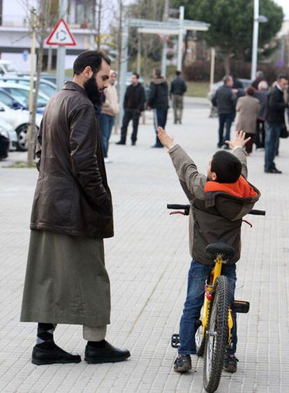 Un padre, de origen musulmán, y su hijo pasean por las calles del municipio.