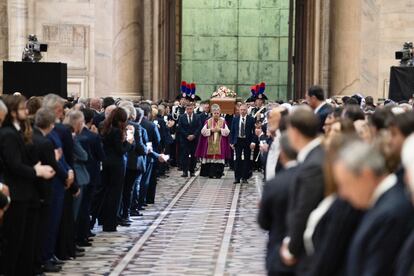 The coffin of the former Italian Prime Minister is transferred to the interior of the Milan Duomo.