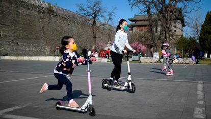 Varios niños juegan en un parque de Pekín.