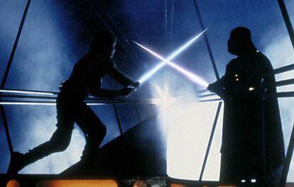 Escena de 'El imperio contraataca' en la que Bob Anderson interpreta su propia coreografía en la pelea entre Darth Vader y Luke Skywalker.