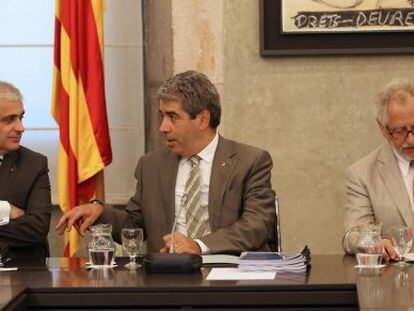 El conseller de Justícia, Germà Gordó (esquerra), al costat del portaveu del Govern, Francesc Homs, i Carles Viver Pi-Sunyer.